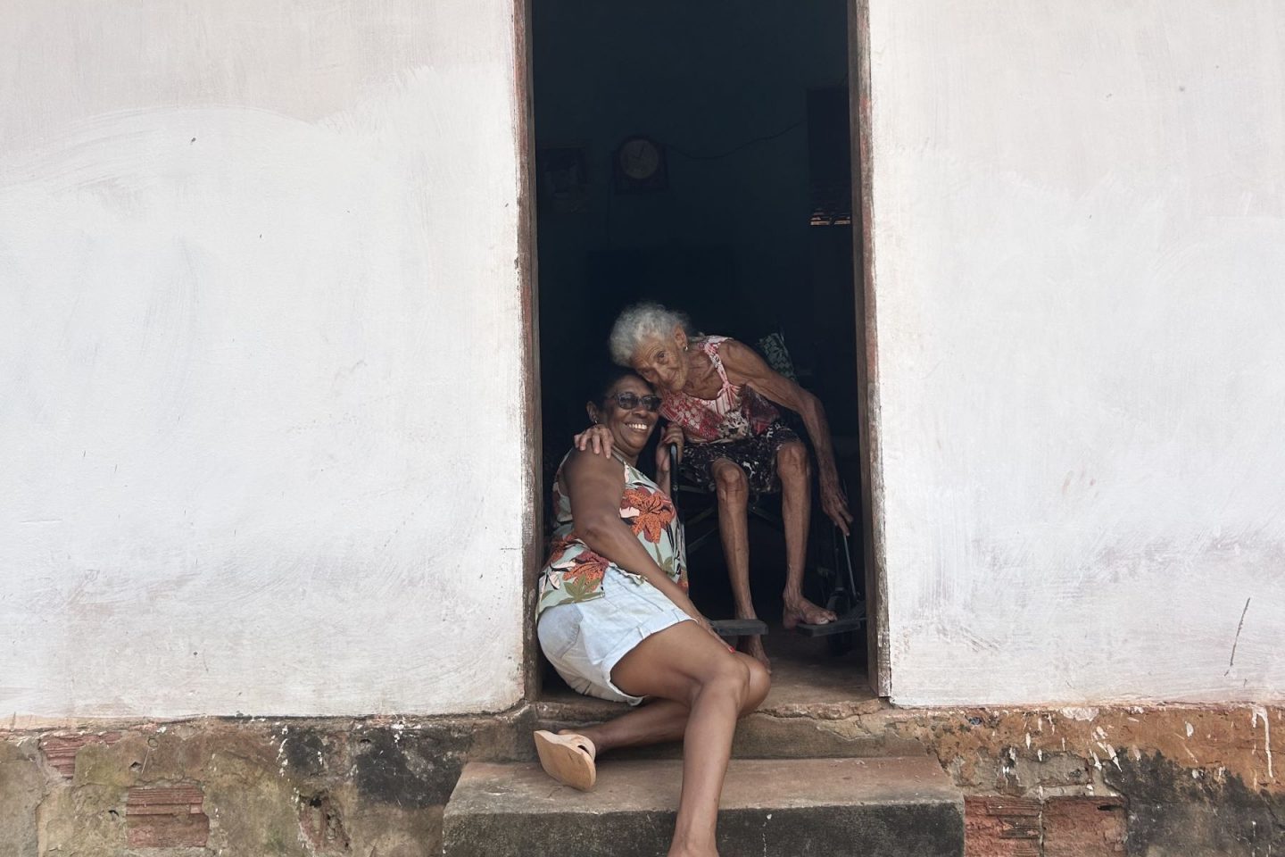 Dona Zuleide com a filha Maria de Fátima: depois de 50 anos, o reencontro de mulheres negras entre territórios quilombolas no Maranhão (Foto: Luize França Sampaio)