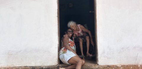 Dona Zuleide com a filha Maria de Fátima: depois de 50 anos, o reencontro de mulheres negras entre territórios quilombolas no Maranhão (Foto: Luize França Sampaio)