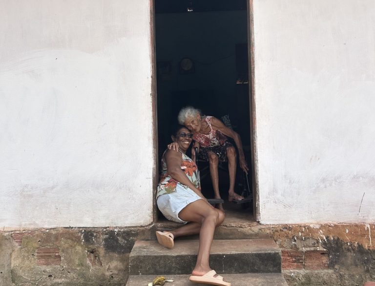 Dona Zuleide com a filha Maria de Fátima: depois de 50 anos, o reencontro de mulheres negras entre territórios quilombolas no Maranhão (Foto: Luize França Sampaio)