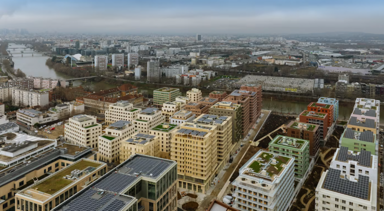 A Vila Olímpica de Paris 2024 com os painéis solares no alto dos prédios: apostas para fazer os Jogos mais sustentáveis da história recente (Foto: Divulgação / Paris 2024)