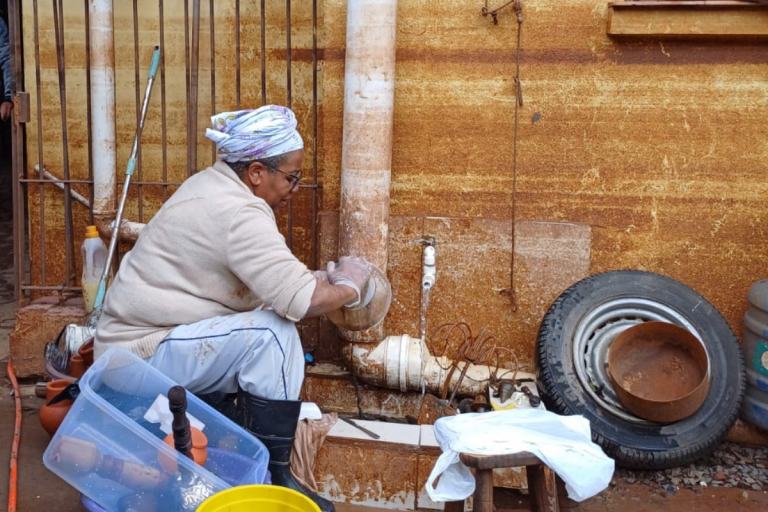 Mãe Isabel D'Oya trabalhando na recuperação do Terreiro Ilê Axé Oyawoyê após a enchente: falta de atenção com as religiões de matriz africana no estado com maior número de terreiros do país (Foto: Divulgação / Ilê Axé Oyawoyê)