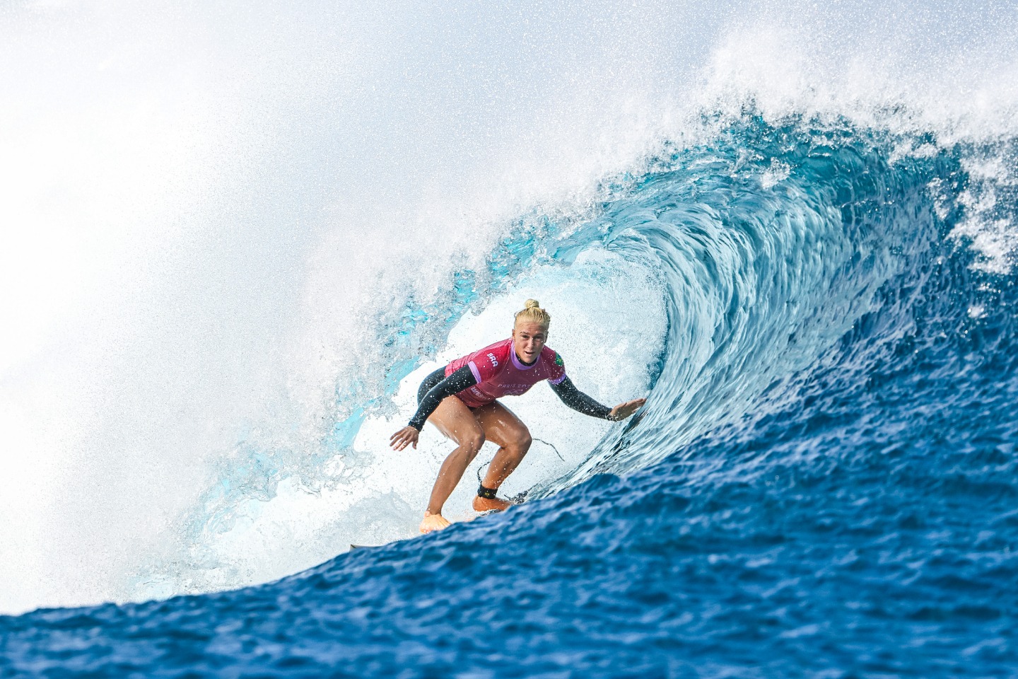 A brasileira Tatiana Weston-Webb aproveita o tubo na onda do Taiti na disputa olímpica de Paris 2024: mudança abrupta de profundidade na costa garante ondas únicas (Foto: William Lucas / COB)