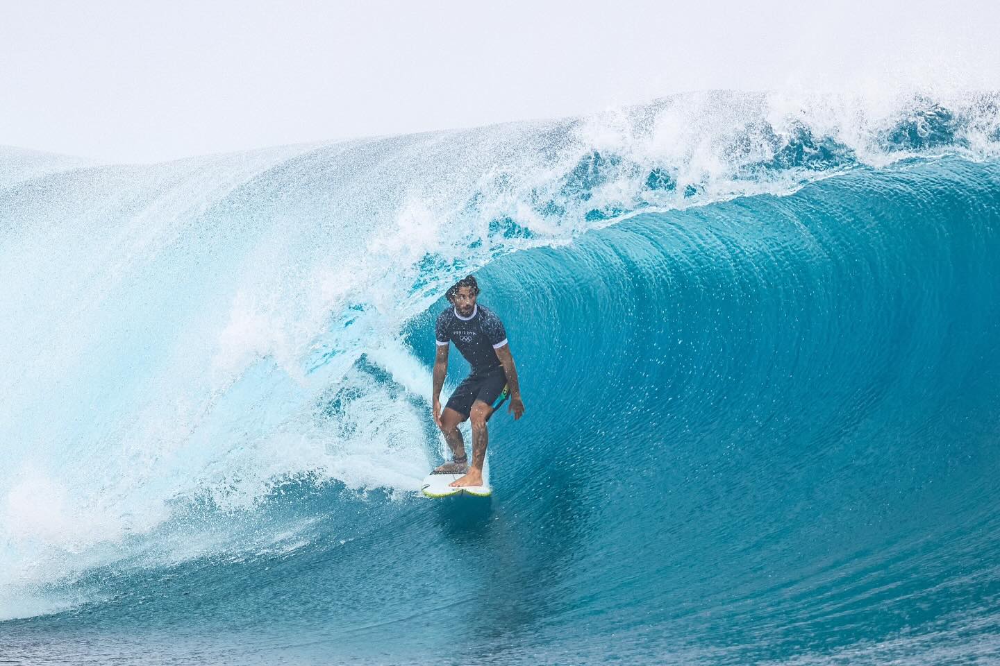 O brasileiro Felipe Toledo na competição de surfe de Paris 2024: recifes de corais tornam as ondas de Teahupo’o mais desafiadoras e perigosas (Foto: William Lucas / COB)