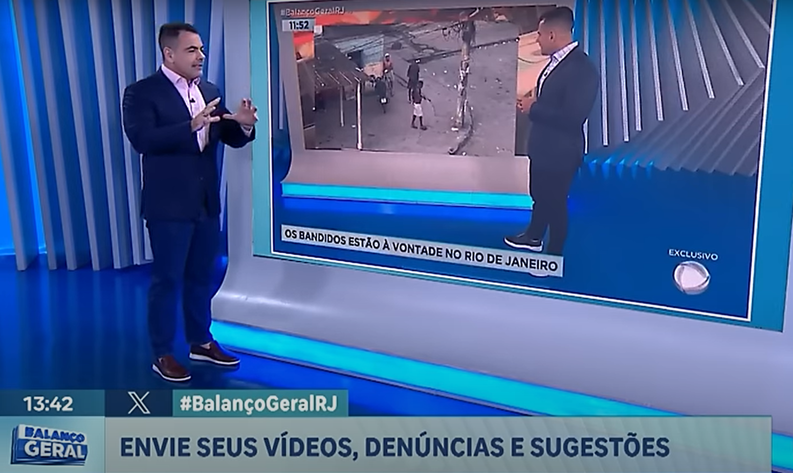 O apresentador Tino Júnior exibe, no Balanço Geral, o vídeo editado para simular “trollagem” a seu: era fake news mas também uma denúncia de como são tratados territórios favelados (Foto: Reprodução)