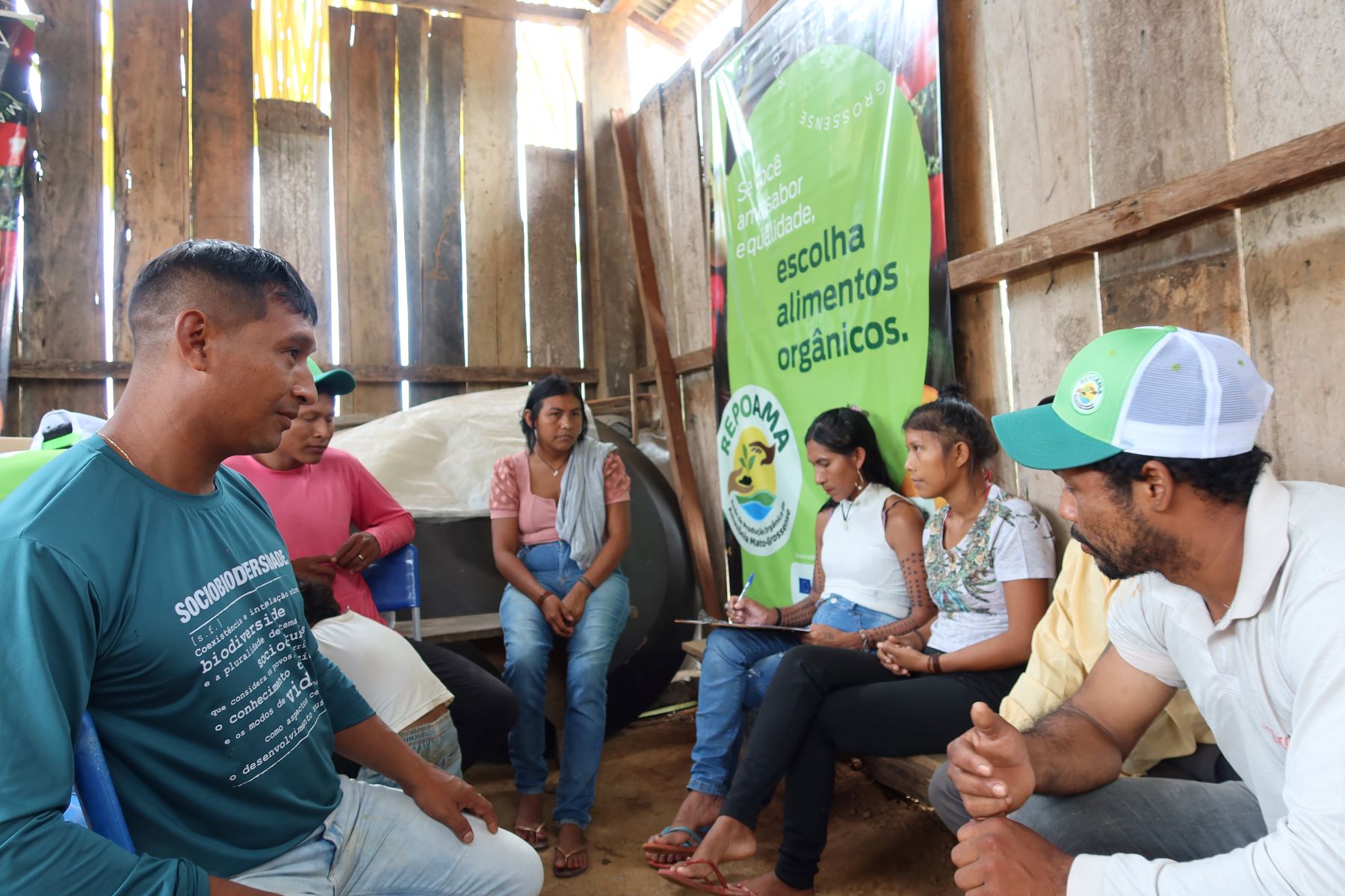 Reunião entre indígenas e representantes da Repoama: depois dos Rikbatska, surgiu interesse dos povos Apiaká, Kayabi e Munduruku na produção orgânica (Foto: Khayo Ribeiro)