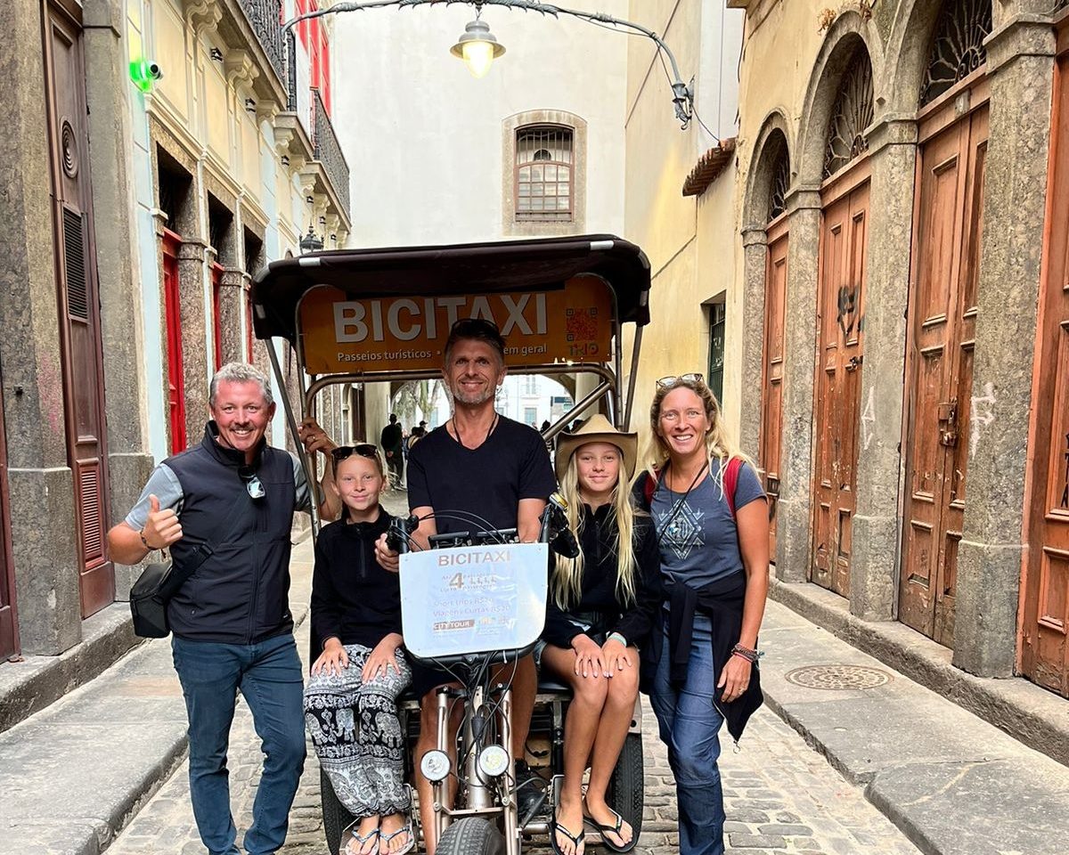 Michael Linke com passageiros de seu bicitáxi no Centro do Rio: passeios para turistas sem emissão de carbono (Foto: Divulgação)