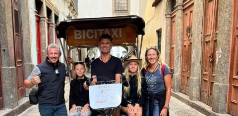 Michael Linke com passageiros de seu bicitáxi no Centro do Rio: passeios para turistas sem emissão de carbono (Foto: Divulgação)