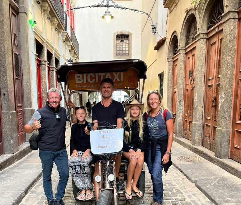 Michael Linke com passageiros de seu bicitáxi no Centro do Rio: passeios para turistas sem emissão de carbono (Foto: Divulgação)