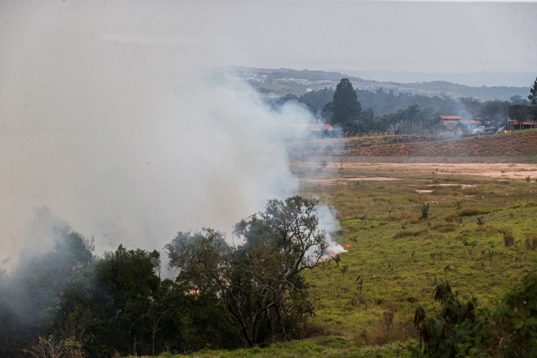 Fumaça de incêndio perto da Rodovia Castelo Branco, em São Paulo: Polícia Federal vai investigar queimadas no estado (Foto: Paulo Pinto / Agência Brasil)