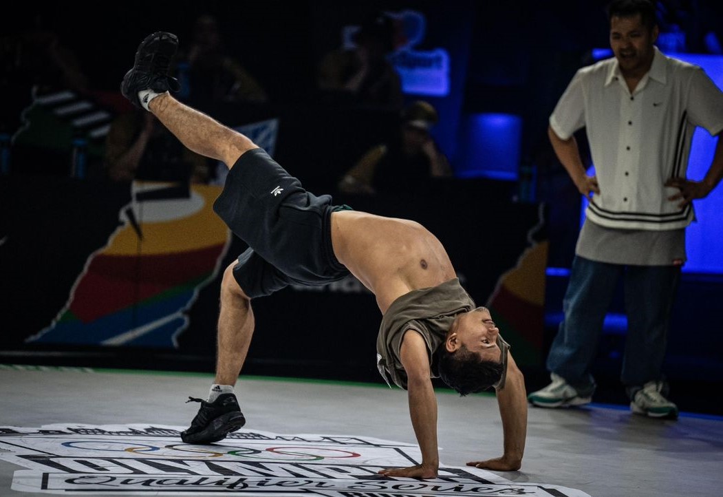 O b-boy Leony em competição de breaking: de treino nas ruas de Belém a colecionador de troféus em disputas nacionais e internacionais (Foto: Divulgação)