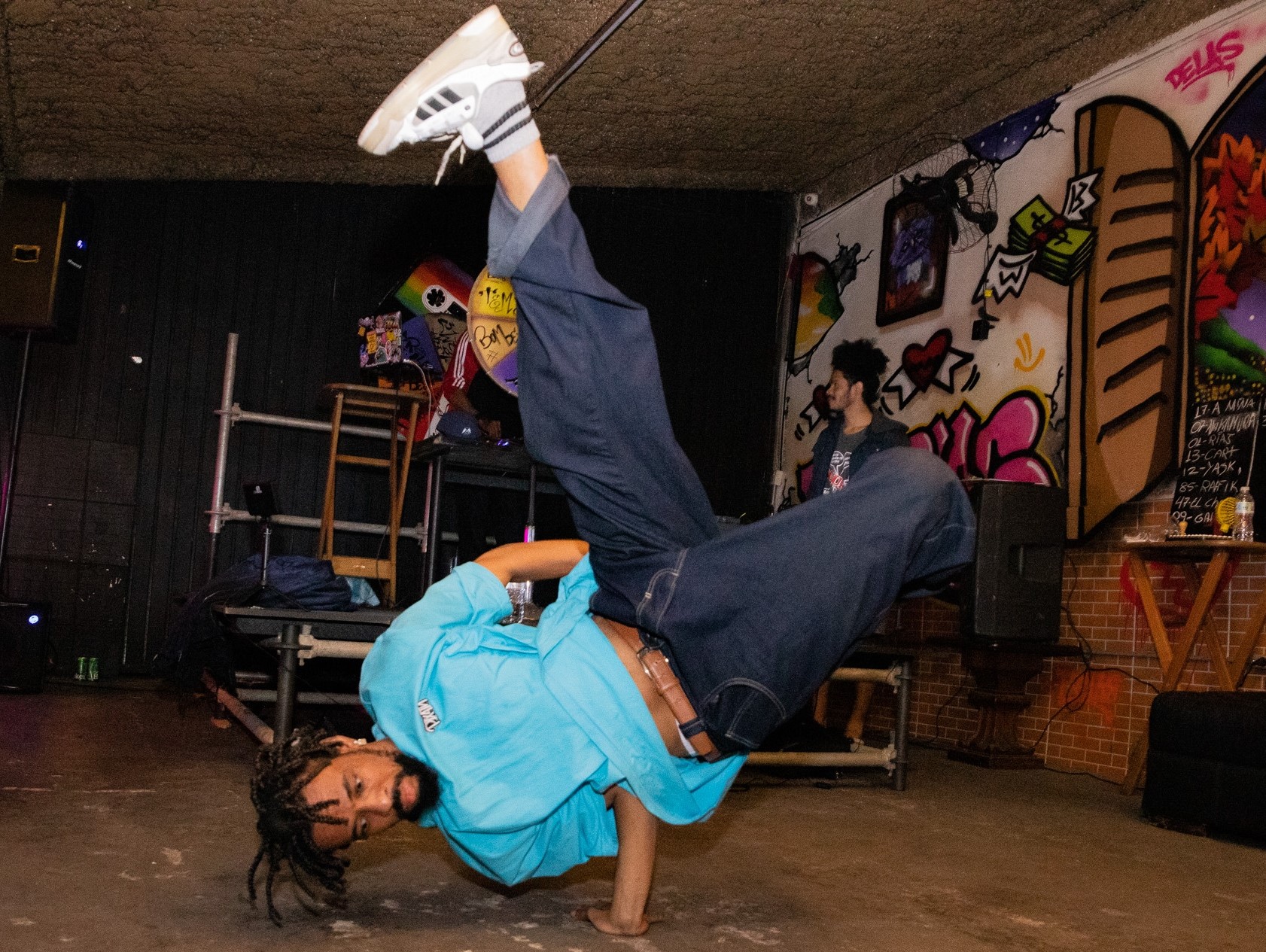 O b-boy Lucky em apresentação em São Paulo: breaking nasceu na periferia de Nova York e, no Brasil, cresceu em grupos periféricos com a cultura hip-hop (Foto: Arquivo Pessoal)