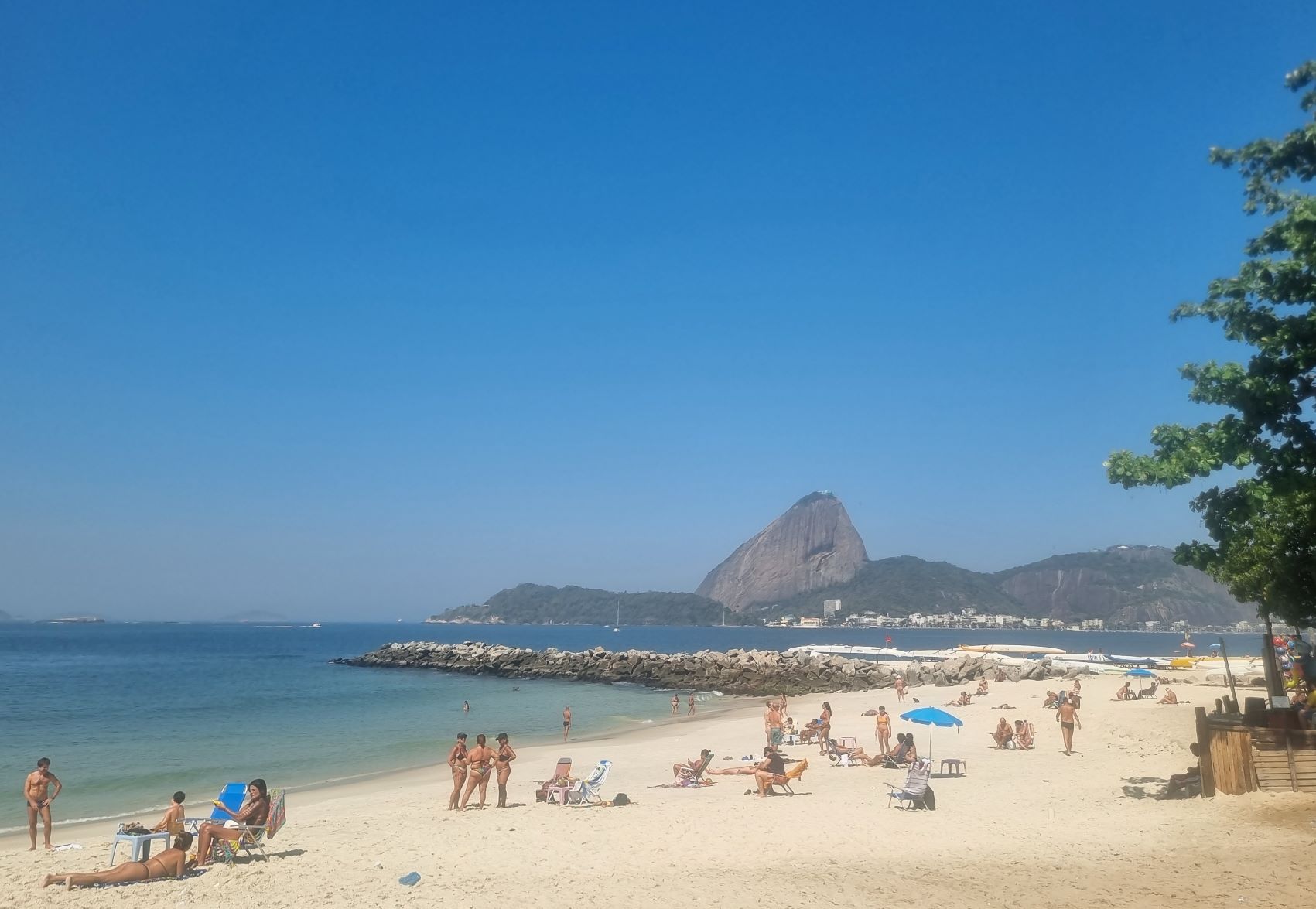 Banhistas aproveitam a Prainha da Glória com sua vista do Pão de Açúcar: balneabilidade é um bom sinal para a Baía de Guanabara (Foto: Oscar Valporto)