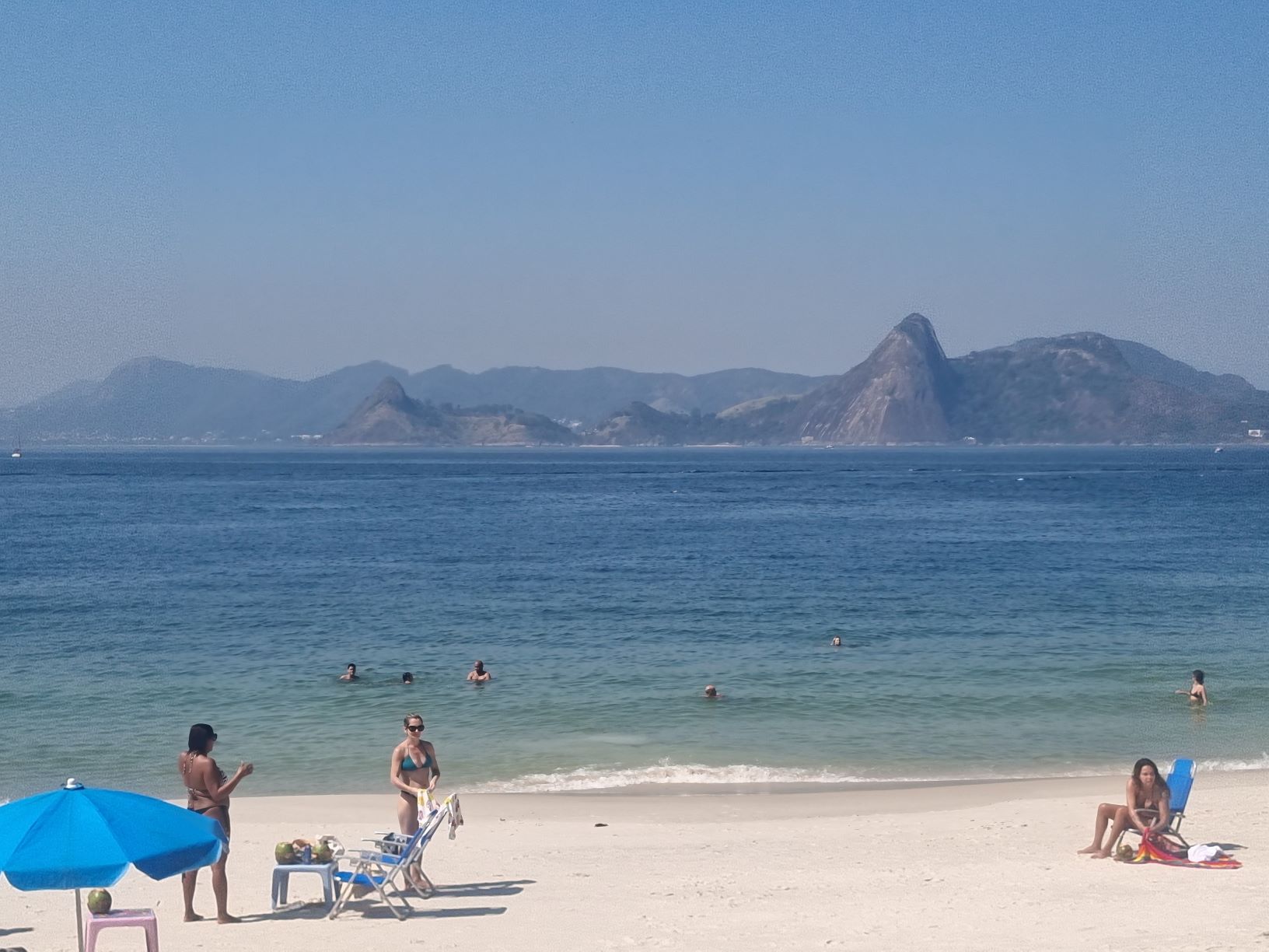 Banhistas no mar da Prainha da Glória: melhoria da qualidade da água após obra (Foto: Oscar Valporto)