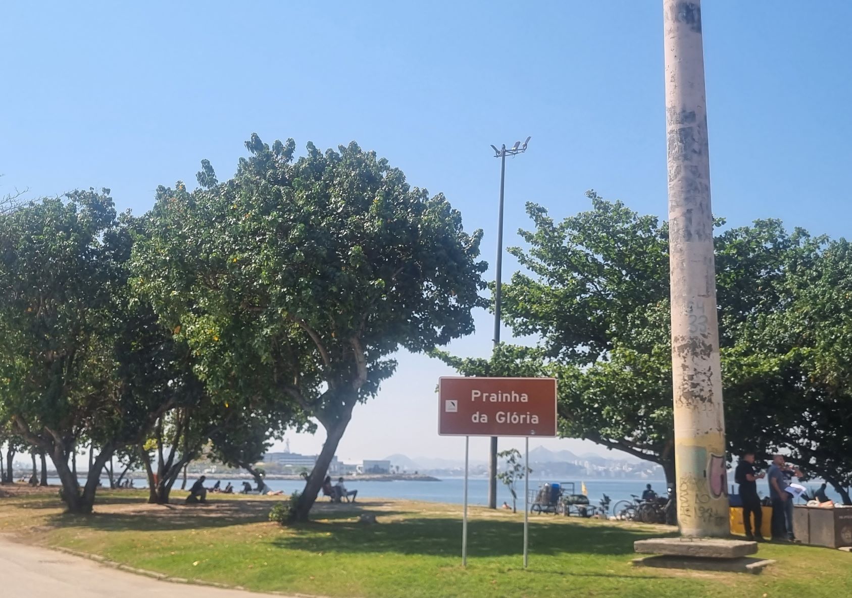 Placa indica Prainha da Glória, escondida atrás das pistas para carro do Aterro do Flamengo: um século de mudanças na orla da Baía de Guanabara (Foto: Oscar Valporto)