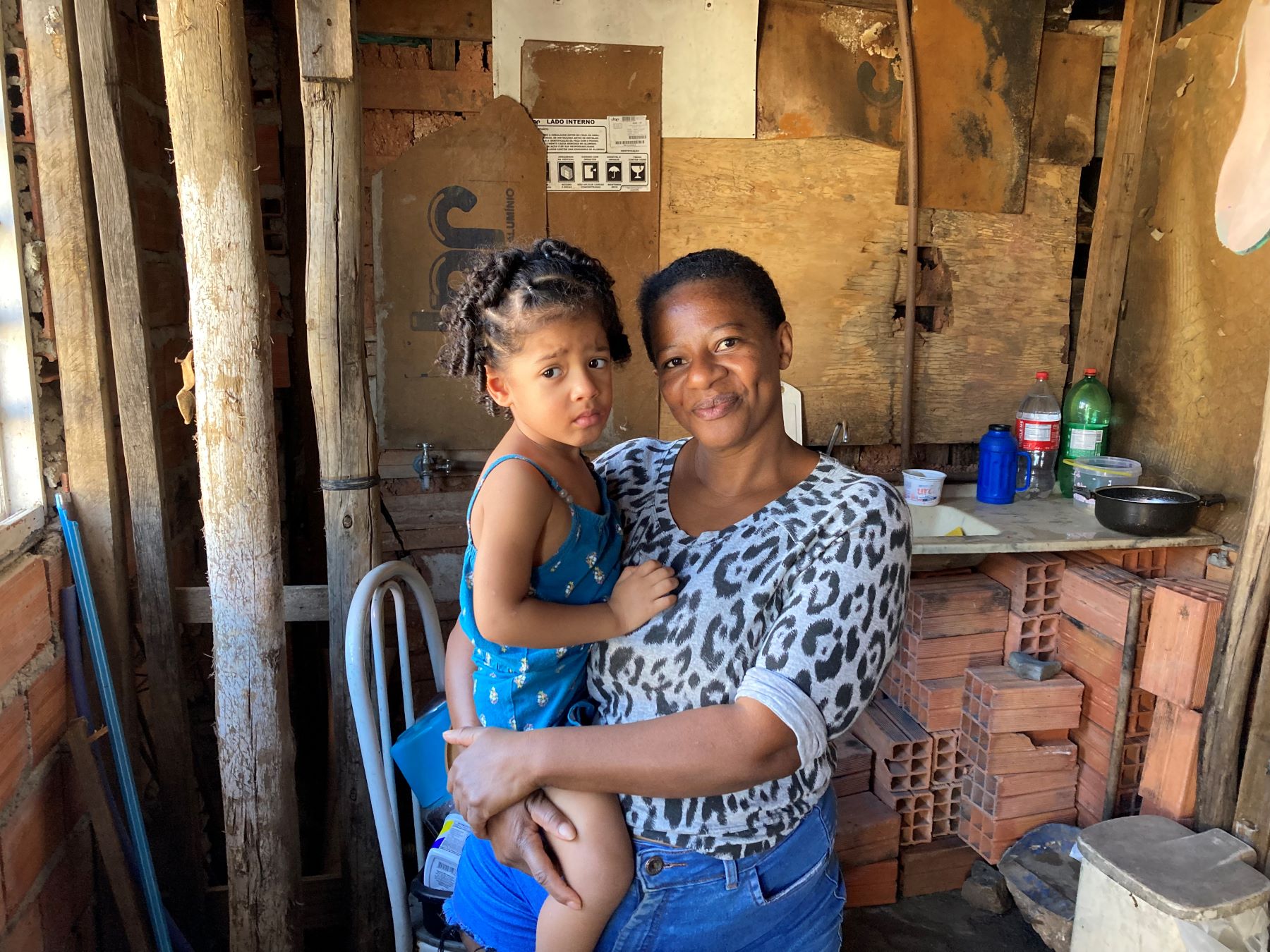 Ana Paula com a neta na Vila Paz: mudança para ocupação após família ser despejada durante a pandemia (Foto: Isabela Alves)