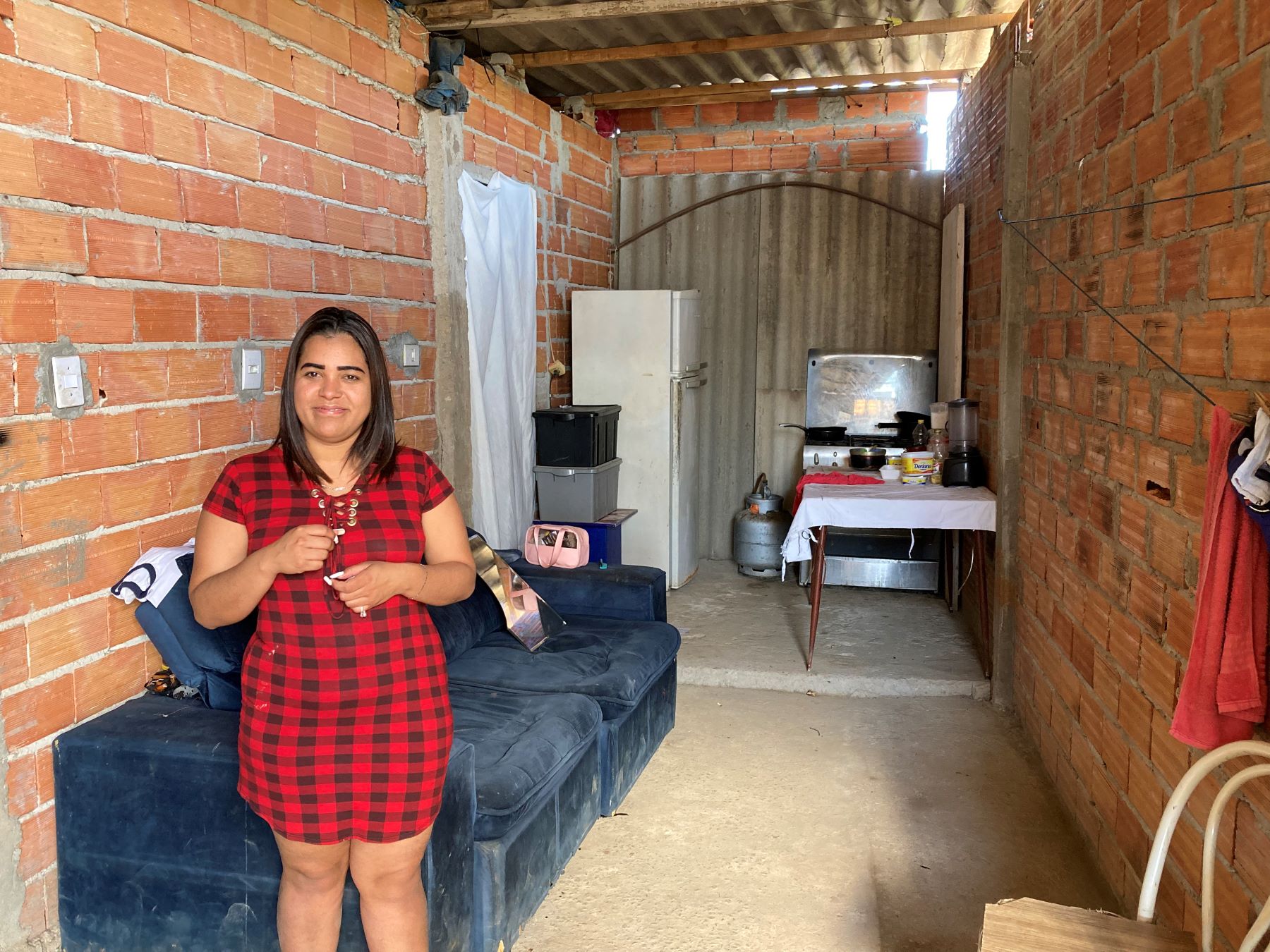 A refugiada venezuelana Kally em sua casa na Vila da Paz: família sobrevive com a ajuda de doações e do poder público (Foto: Isabela Alves)