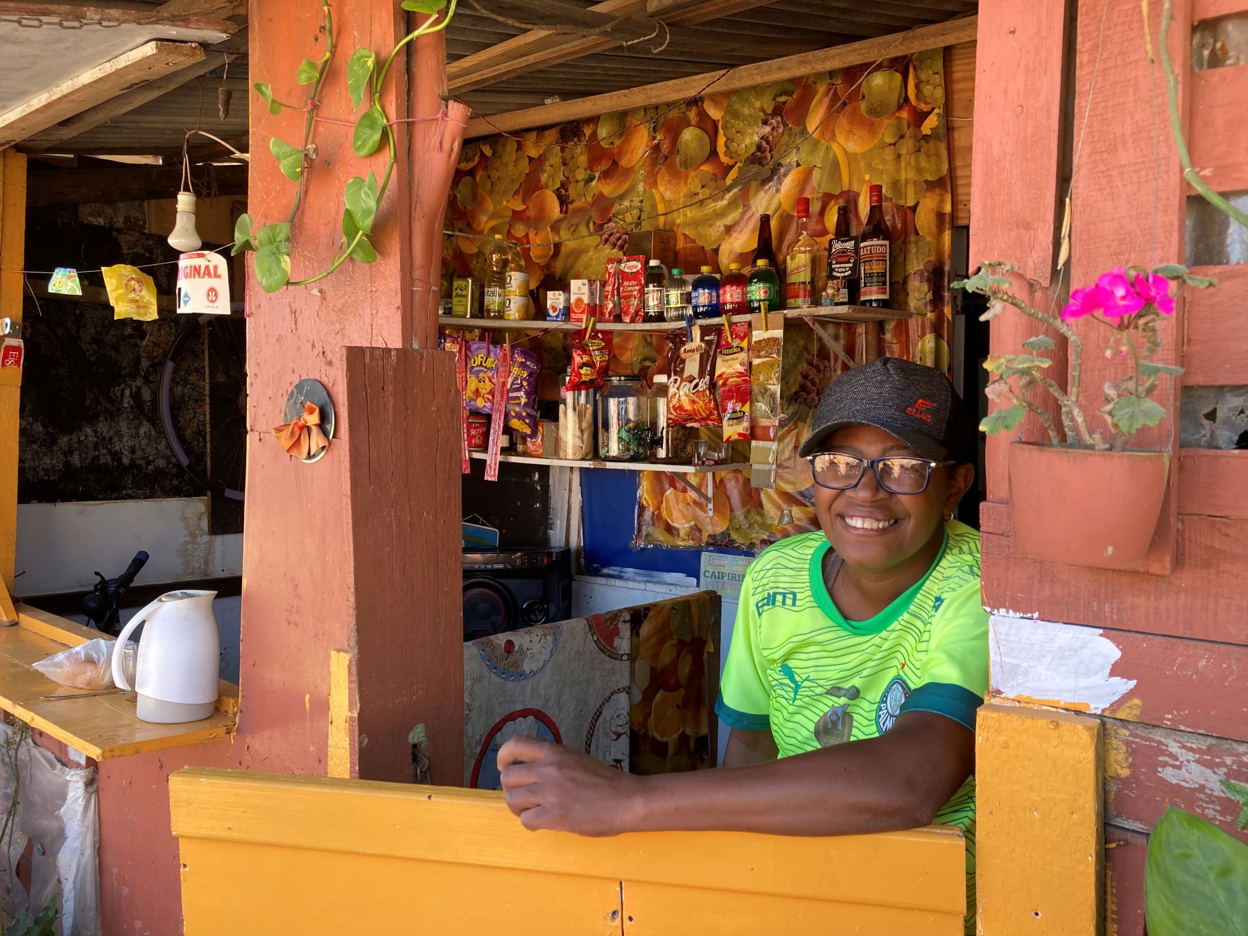 Rosângela construiu sua casa e instalou seu bar na Vila da Paz: espaço para minorias (Foto: Isabela Alves)