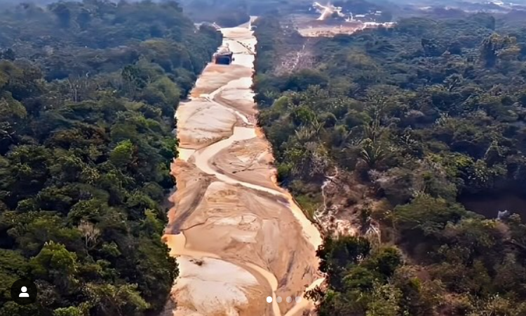 Na região do Alto Tapajós, no Pará, o Rio Marupá está tão seco que até a draga do garimpo encalhou: estiagem extrema ameaça indígenas e ribeirinhos (Foto: Coletivo Audiovisual Indígena Wakoborun, / Instagram)