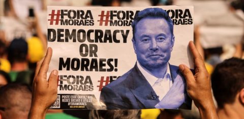 Manifestante leva cartaz em apoio a Musk e contra Moraes em ato na Paulista: debate envolve soberania nacional, liberdade de expressão e estado de direito (Foto: Fabio Vieira /FotoRua /NurPhoto / AFP)