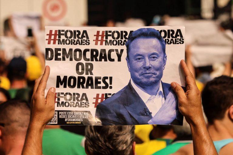 Manifestante leva cartaz em apoio a Musk e contra Moraes em ato na Paulista: debate envolve soberania nacional, liberdade de expressão e estado de direito (Foto: Fabio Vieira /FotoRua /NurPhoto / AFP)