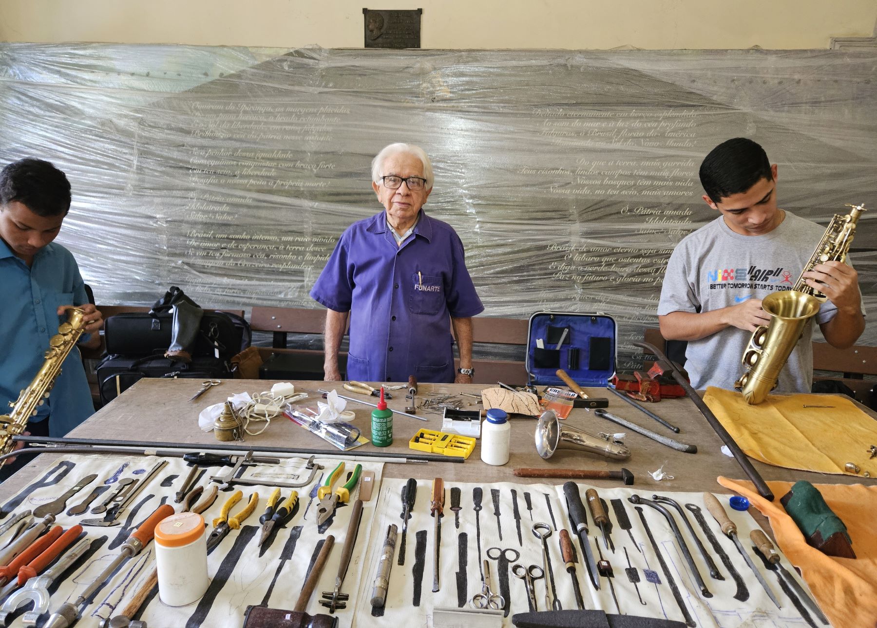 O maestro Vieira e as ferramentas para reparo e manutenção na Escola de Música da UFRJ: mago dos instrumentos (Foto: Luiza Souto)