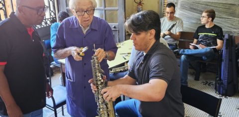 O maestro José Vieira Filho (centro) orienta alunos do Curso de Montagem e Manutenção para Instrumentos de Sopro na Escola de Música da UFRJ: artesão musical aos 93 anos (Foto: Luiza Souto)