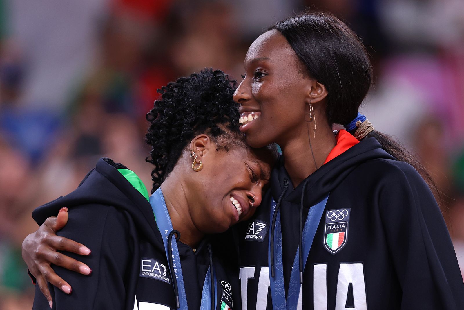 Egonu, filha de nigerianos, com Miriam Sylla, filha de marfinenses, na comemoração da medalha de ouro olímpica: filhos de imigrantes só têm direito à cidadania italiana ao completarem 18 anos (Foto: Federação Italiana de Voleibol)