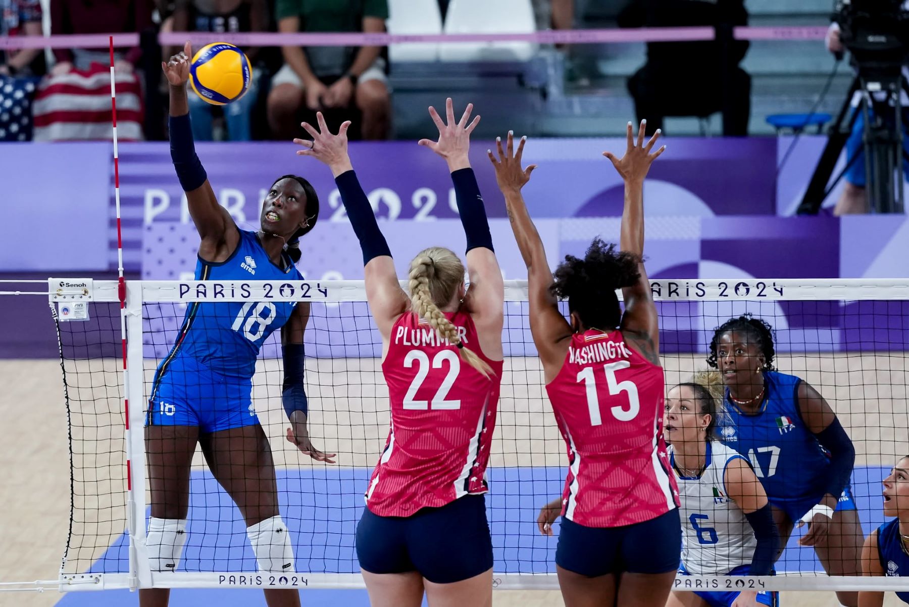 A italiana Paola Egonu na final olímpica do torneio feminino de vôlei: medalha de ouro e ataque racista a mural reacende debate sobre cidadania e raça na Itália (Foto: Simone Ferraro / CONI)