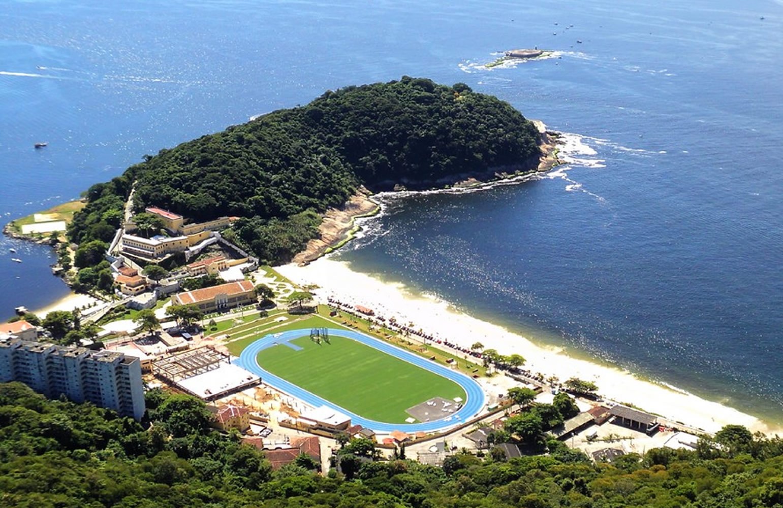 A Praia de Fora, entre os morros Cara de Cão (esquerda) e Pão de Açúcar, local de desembarque de Estácio de Sá: fundador da cidade do Rio de Janeiro em 1565: fechada em área militar, praia é invisível para a maioria dos cariocas (Foto: Exército Brasileiro / Divulgação)