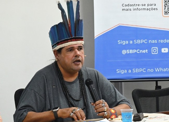 O professor Uwirá Xakriabá em debate no Congresso da SBPC: "Não há necessidade de interferências ou projetos de lei, pois os próprios indígenas sabem se organizar para buscar alternativas caso ocorram situações conflitantes dentro das aldeias" (Foto: Eduardo Calif / Ufpa)