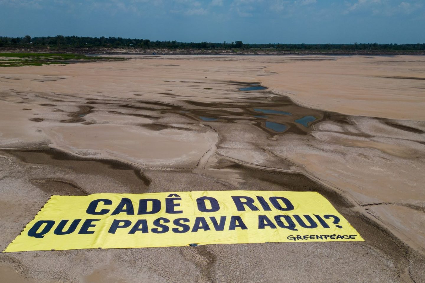 Protesto do Greenpeace Brasil no leito seco do Rio Solimões: seca extrema leva rios na Amazônia e Pantanal a mínimas extremas (Foto: Nilmar Lage / Greenpeace)