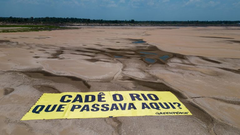 Protesto do Greenpeace Brasil no leito seco do Rio Solimões: seca extrema leva rios na Amazônia e Pantanal a mínimas extremas (Foto: Nilmar Lage / Greenpeace)