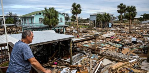 Destruição provocada pelo furacão na Flórida: com águas mais quentes pela crise climática, Helene foi de furacão categoria 1 para 4, avançou mais pelo continente e provocou chuvas mais intensas (Foto: Chandan Khanna / AFP - 28/09/2024)