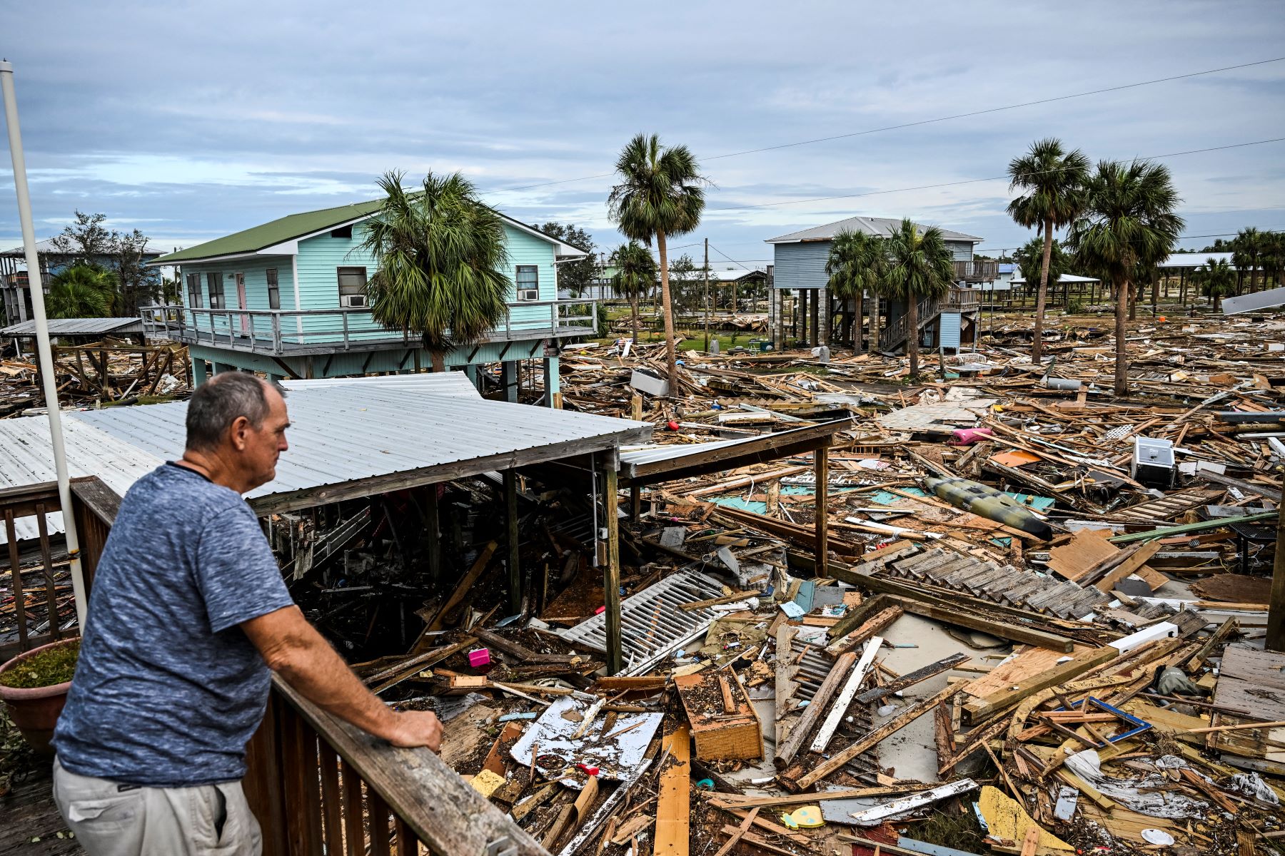 Destruição provocada pelo furacão na Flórida: com águas mais quentes pela crise climática, Helene foi de furacão categoria 1 para 4, avançou mais pelo continente e provocou chuvas mais intensas (Foto: Chandan Khanna / AFP - 28/09/2024)