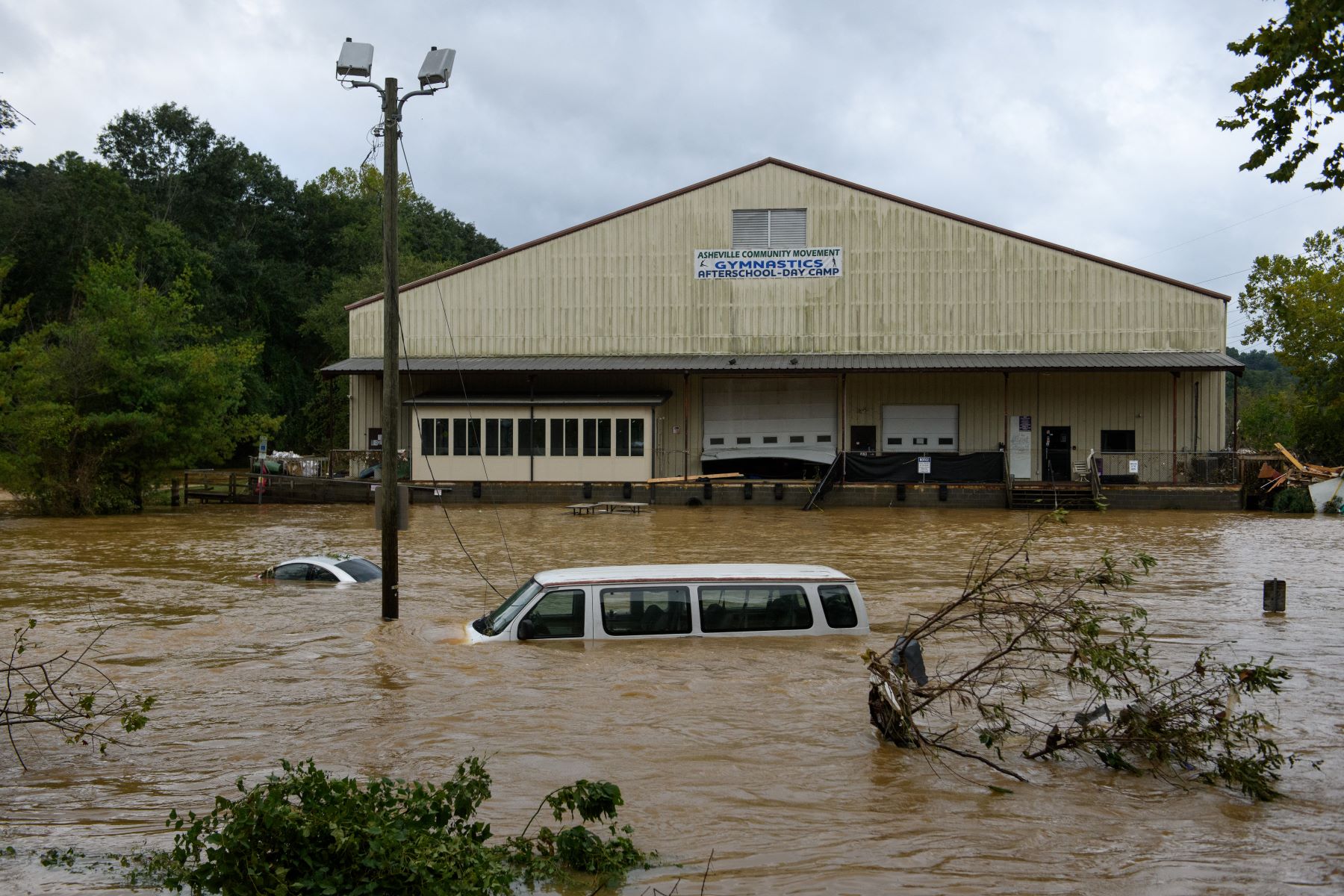 A cidade de Asheville, na Carolina do Norte, submersa pelas chuvas remanescentes da passagem do furacão Helene: número de mortos passa de 130 (Foto: Melissa Sue Gerrits / Getty Images via AFP - 29/09/2024)