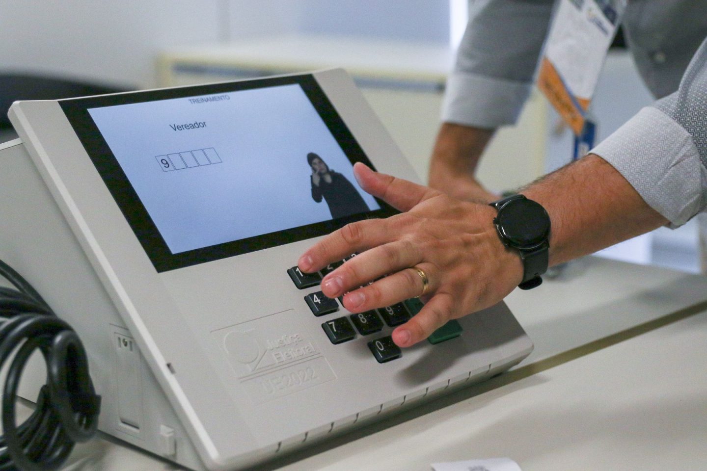 Teste do TSE para urnas eletrônicas para as eleições 2024: iniciativas lançam guias para ajudar a decidir voto (Foto: José Cruz/Agência Brasil)