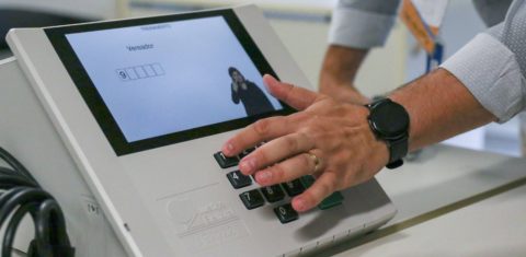 Teste do TSE para urnas eletrônicas para as eleições 2024: iniciativas lançam guias para ajudar a decidir voto (Foto: José Cruz/Agência Brasil)