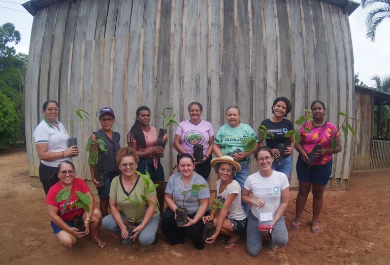 Mulheres integrantes de associações comunitárias da região do Rio Tapajós: sistemas agroflorestais para produzir alimentos e restaurar a floresta (Foto: CI-Brasil)