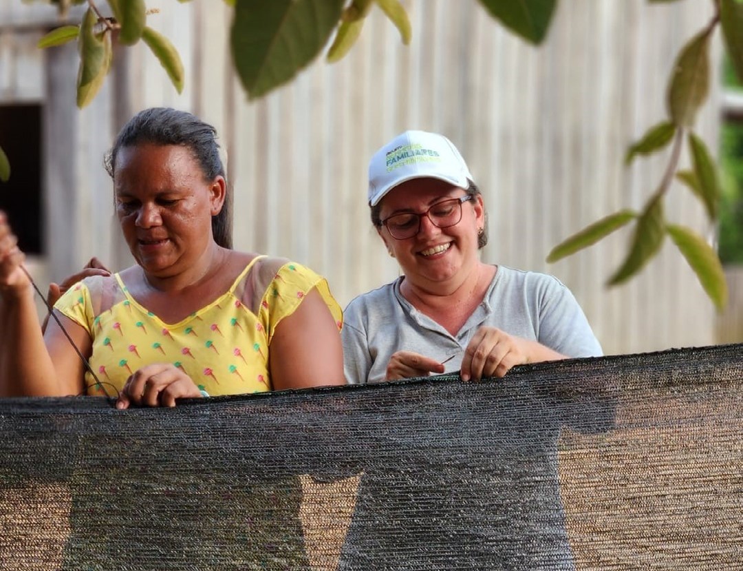 Mulheres preparam viveiro de mudas em Belterrra, no Pará: produção de frutas, legumes e hortaliças e recuperação de áreas degradadas (Foto: IPAM)