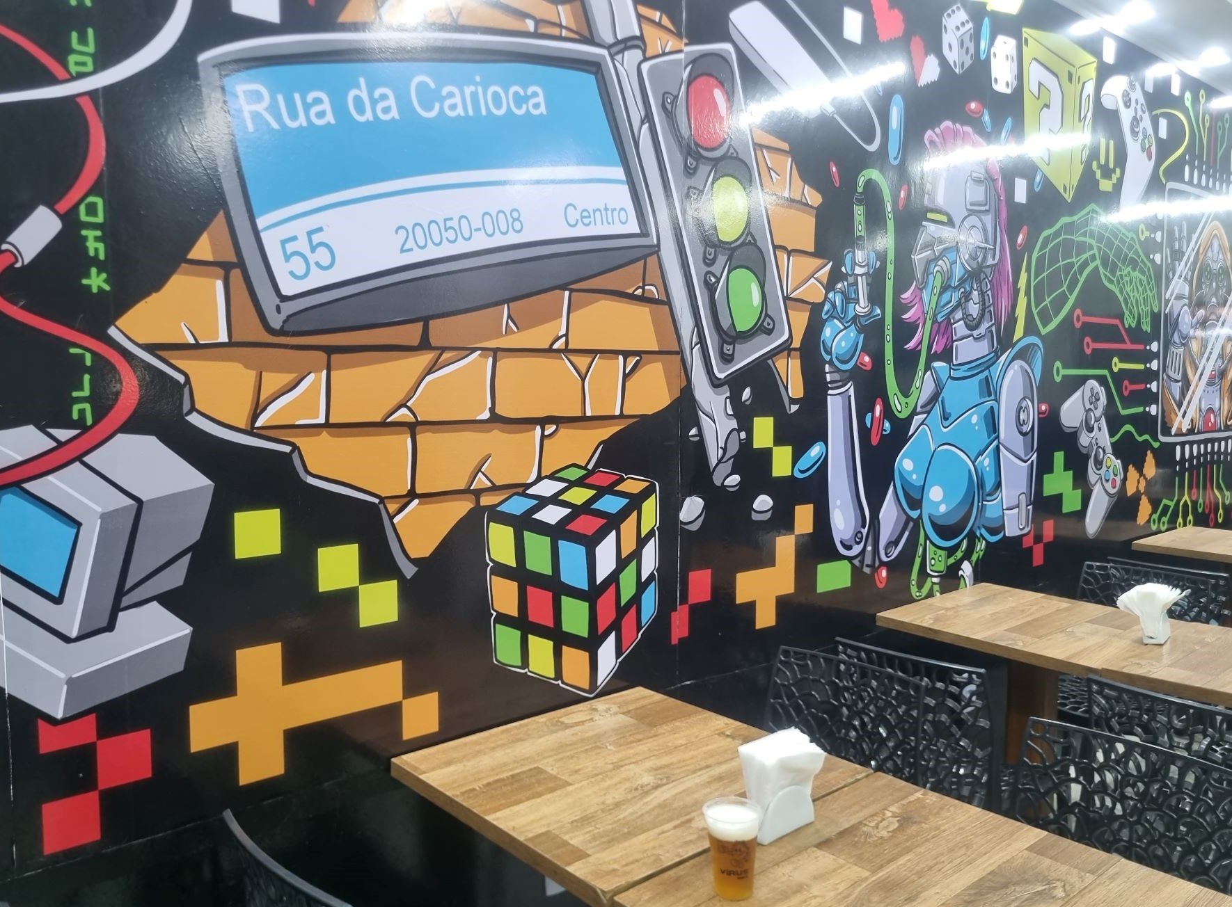 Vírus Bier, primeira cervejaria artesanal inaugurada na Rua da Carioca: projeto de recuperação ganha voto para reeleição do prefeito Paes (Foto: Oscar Valporto)