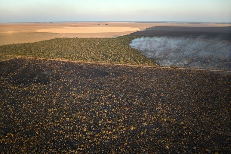 Fogo, área desmatada e plantação de soja num retrato da destruição do Cerrado no oeste da Bahia: seca e expansão agrícola ameaçam comunidades tradicionais (Foto: Macaca Filmes)