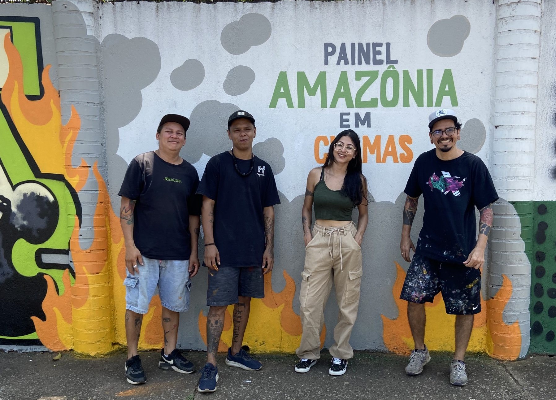 Os artistas grafiteiros Rabsk, Latrop, Nath e Silva em frente ao mural em Rondônia: ativismo para denunciar queimadas e desmatamento (Foto: Rainer Almeida)