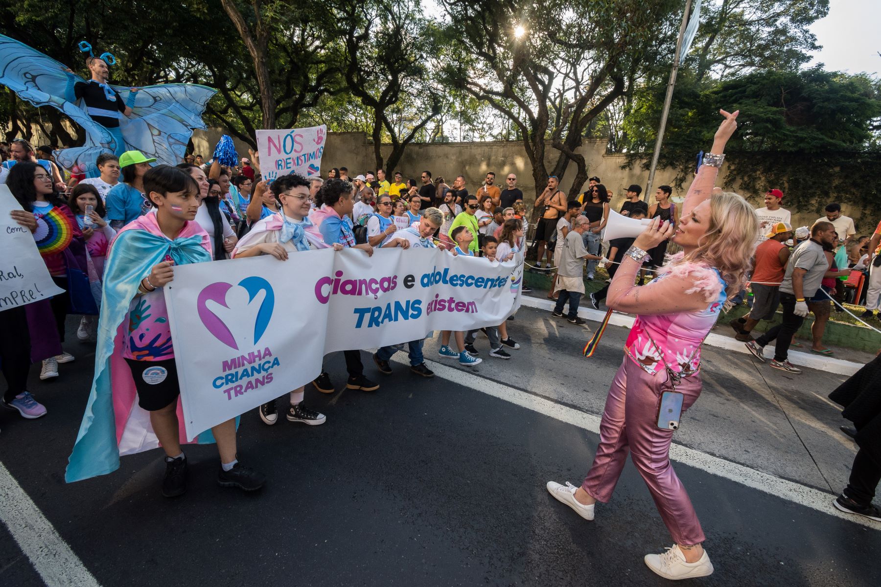 Thamirys Nunes lidera manifestação em defesa dos direitos das crianças trans: alvo de ataques e ameaças (Foto: Edu Guimarães)