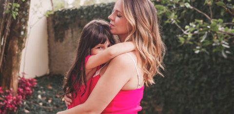 Thamirys Nunes, presidente da ONG Minha Criança Trans, com a filha Agatha: "É importante que a criança sinta que é validada, ouvida" (Foto; Arquivo Pessoal)