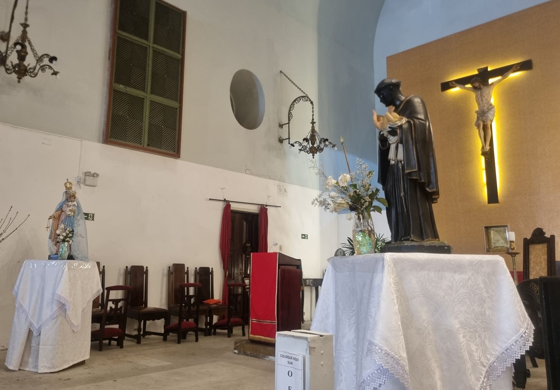 Altar da igreja com imagens de São Benedito e da Nossa Senhora do Rosário: na igreja no Centro do Rio, festeja-se às raízes africanas, o movimento abolicionista e também a monarquia que fez o Brasil ser o último país das Américas a abolir a escravidão (Foto: Oscar Valporto)