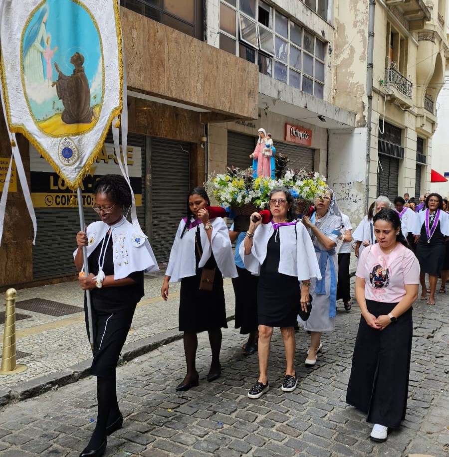 Procissão com estandarte de São Benedita e imagem peregrina de Nossa Senhora do Rosário na Rua Uruguaiana: igreja do século 18 recebeu missas de ação de graças pela chegada da Família Real e por um ano da Abolição da Escravatura e também foi palco de reuniões do Movimento Abolicionista (Foto: Reprodução Facebook - Irmandade de Nossa Senhora do Rosário e São Benedito dos Homens Pretos)