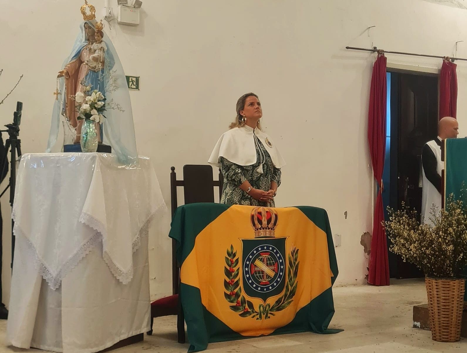 Maria Gabriela Orleans e Bragança, herdeira da família imperial do Brasil, com a bandeira dos tempos do Império na missa solene por Nossa Senhora do Rosário e São Benedito: monarquistas do século 21 aliados às pautas da extrema-direita (Foto: Reprodução Facebook - Irmandade de Nossa Senhora do Rosário e São Benedito dos Homens Pretos)