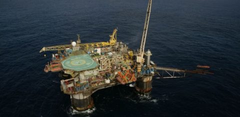 Plataforma de exploração de petróleo da Petrobras: mais de R$ 40 bilhões em subsídios à produção de combustíveis fósseis (Foto: Geraldo Falcão / Agência Petrobras)