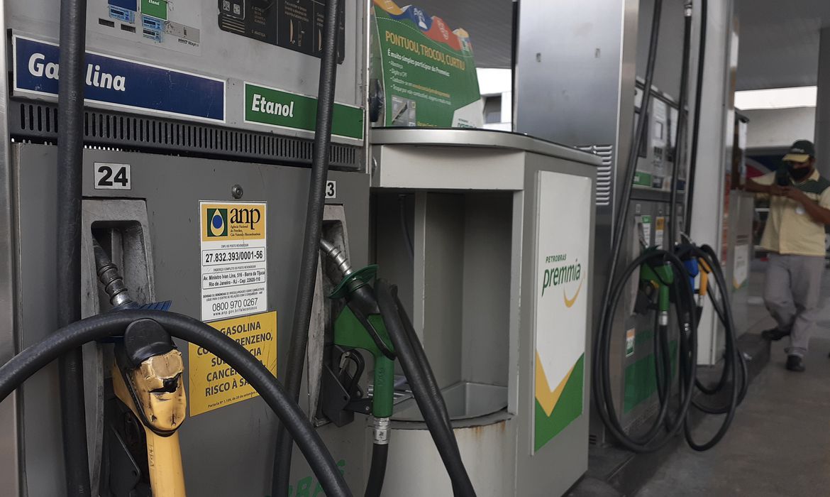 Posto de abastecimento de combustível: subsídios com isenção de tributos sobre o consumo de gasolina, óleo diesel e gás liquefeito (Foto: Fernando Frazão / Agência Brasil)