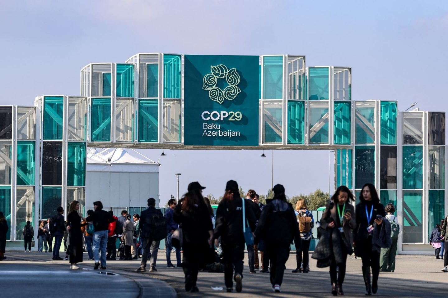 Participantes começam a chegar no estádio em Baku que abrigará a COP29: desafio é superar impasses sobre financiamento climático (Foto: Dominika Zarzycka / NurPhoto via AFP)